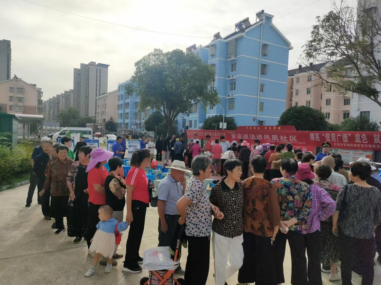廣德城管：“俯下身子”講“兩違”